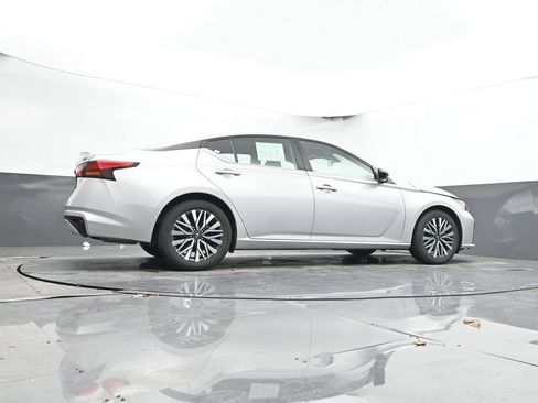 Used 2024 Nissan Altima 2.5 SV FWD image 47