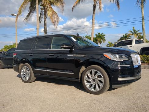 Used 2024 Lincoln Navigator Reserve image 2