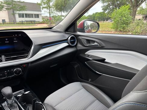 Used 2025 Chevrolet Trax LT FWD image 35