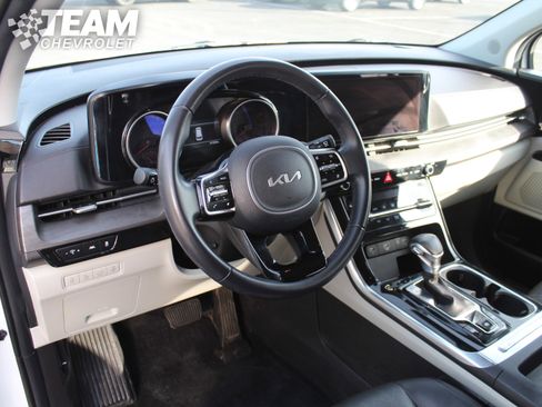 Used 2024 Kia Carnival EX image 12