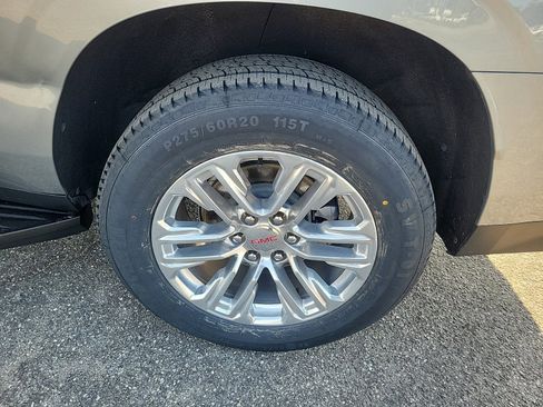 Used 2023 GMC Yukon XL SLT w/ SLT Premium Package image 9