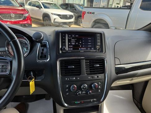 Used 2019 Dodge Grand Caravan SXT FWD image 16