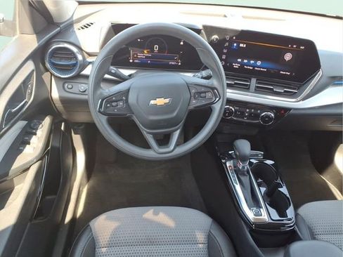 Used 2025 Chevrolet Trax LT FWD image 18