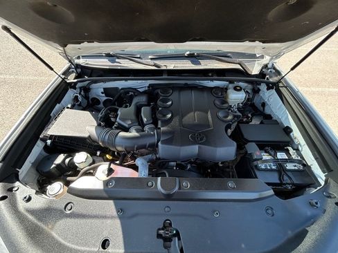 Used 2018 Toyota 4Runner SR5 AWD/4WD image 21