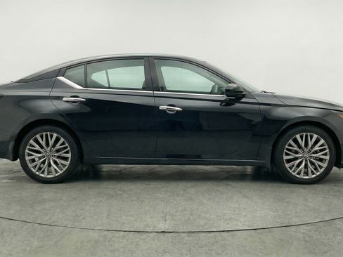 Used 2025 Nissan Altima 2.5 SV FWD image 11