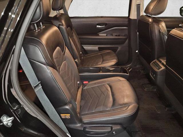 Used 2024 Nissan Pathfinder Platinum AWD/4WD image 17