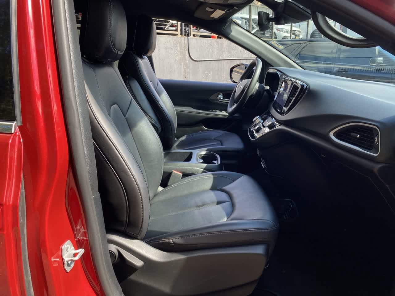 Used 2025 Chrysler Pacifica Select FWD image 18