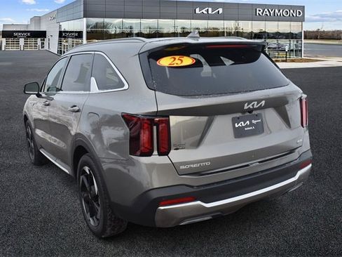 Certified 2025 Kia Sorento EX image 5