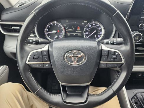 Used 2022 Toyota Highlander XLE AWD/4WD image 25