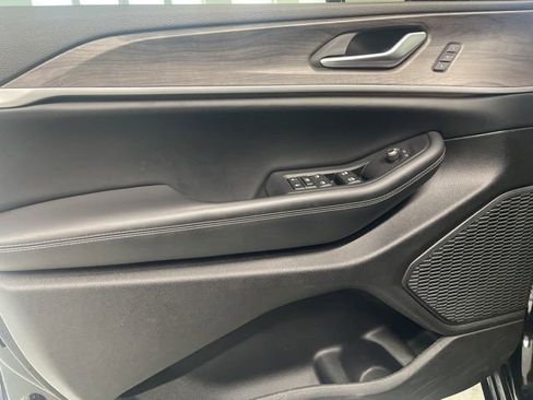 Used 2023 Jeep Grand Cherokee Limited image 19