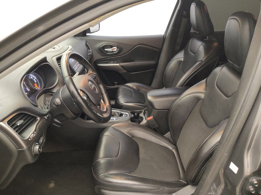Used 2019 Jeep Cherokee Latitude Plus FWD image 17