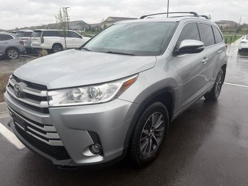 Used 2017 Toyota Highlander XLE image 2