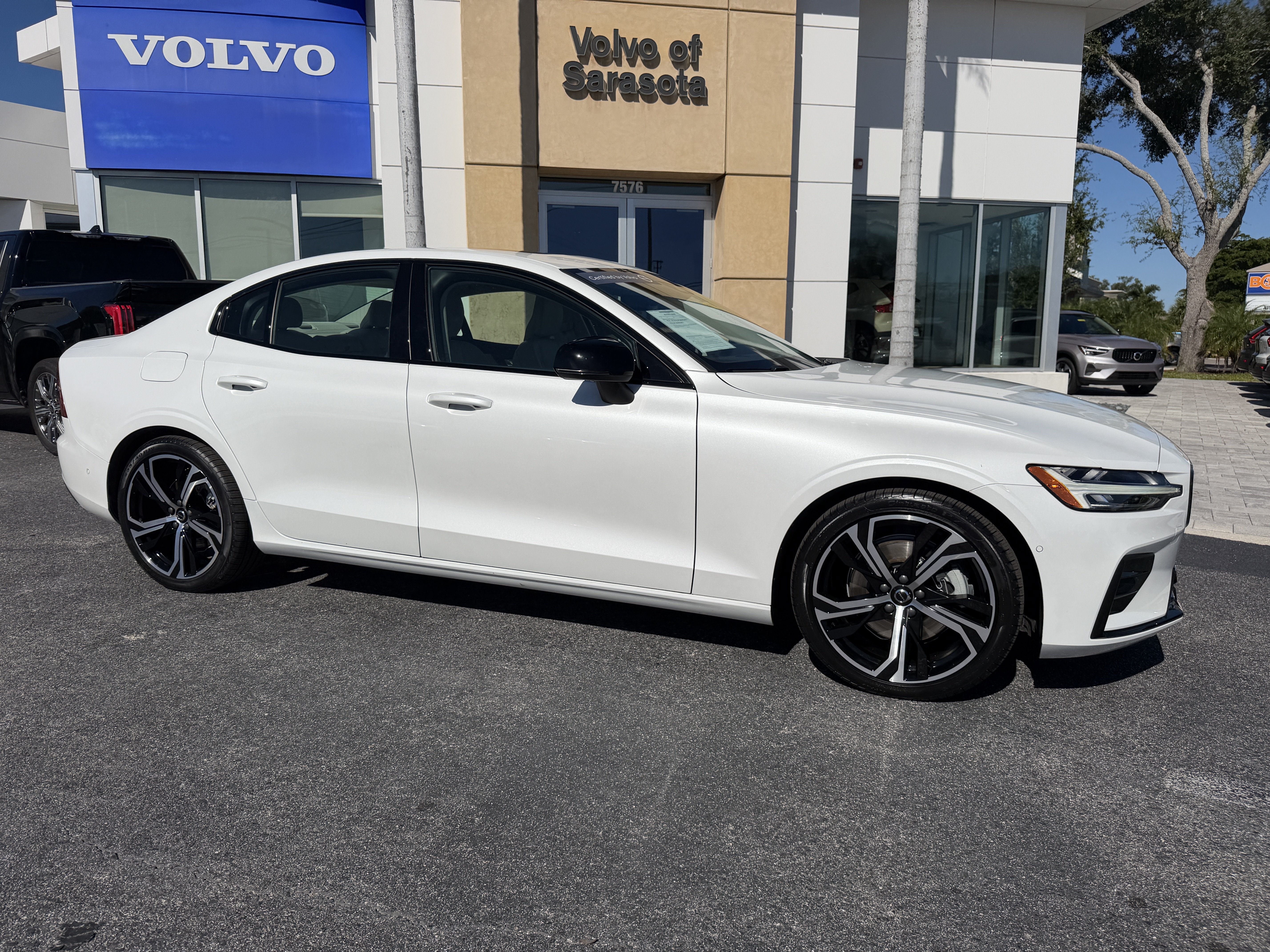 Certified 2024 Volvo S60 B5 Plus AWD/4WD image 1