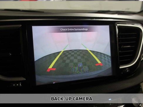 Used 2023 Chrysler Pacifica Touring-L FWD image 5