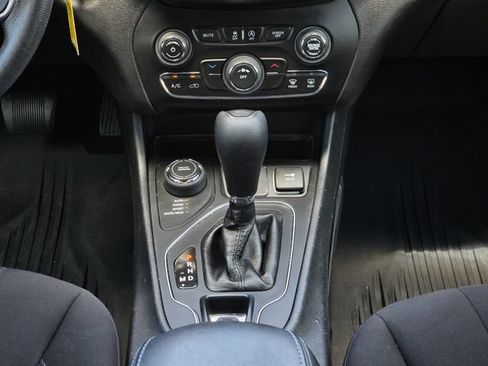 Used 2019 Jeep Cherokee Latitude w/ Popular Appearance Group AWD/4WD image 23