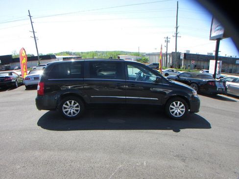 Used 2015 Chrysler Town & Country Touring image 5
