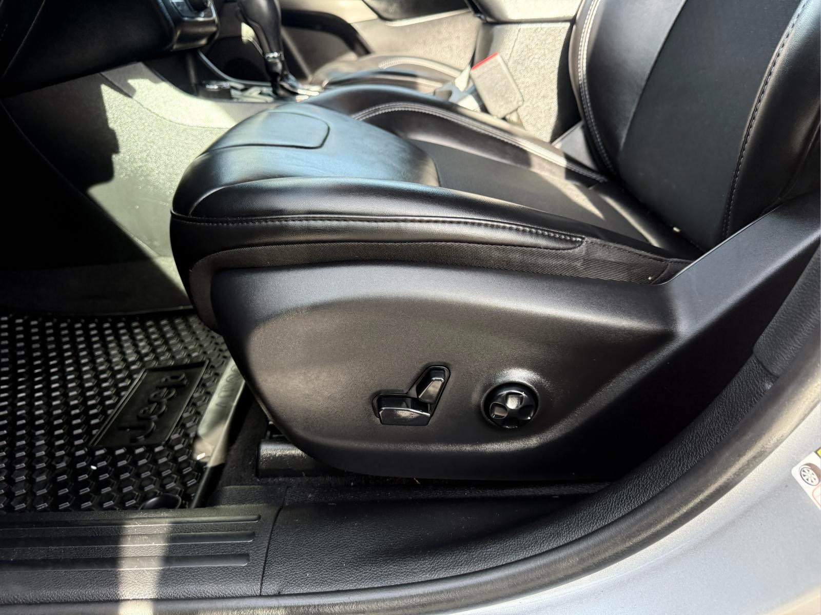 Used 2019 Jeep Cherokee Latitude Plus w/ Cold Weather Group AWD/4WD image 15