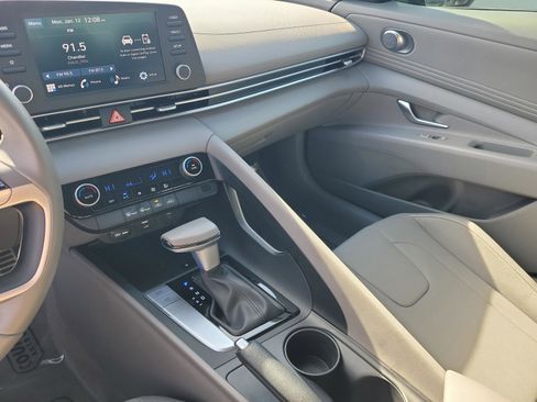 Used 2025 Hyundai Elantra Sport image 26