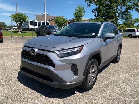 Used 2025 Toyota RAV4 XLE w/ Convenience Package AWD/4WD image 5