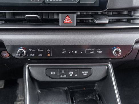 Used 2025 Kia Carnival EX FWD image 31