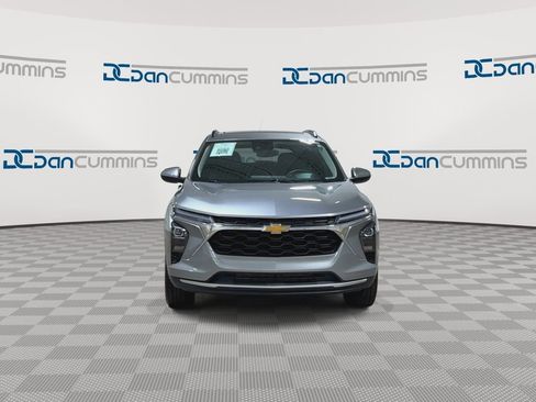 Used 2024 Chevrolet Trax LT w/ Sunroof Package image 3