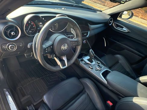 Used 2022 Alfa Romeo Giulia Veloce image 25