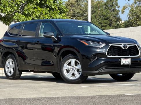 Used 2023 Toyota Highlander L FWD image 2