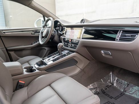Certified 2026 Porsche Macan image 25