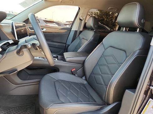 Used 2024 Volkswagen Atlas SE w/ Black Wheel Package FWD image 13