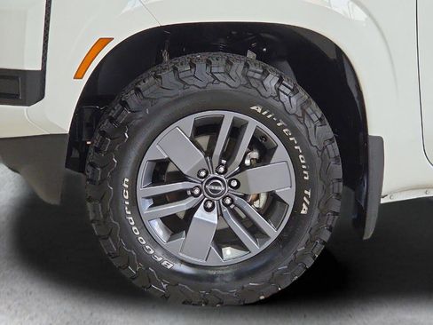 Used 2025 Nissan Frontier SV image 9