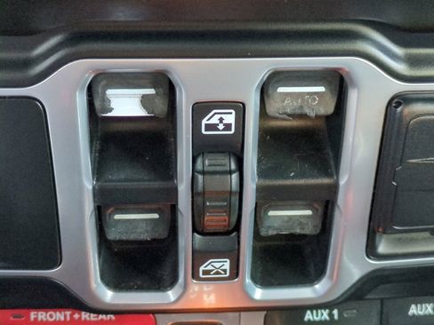 Used 2018 Jeep Wrangler Unlimited Rubicon w/ Cold Weather Group image 23