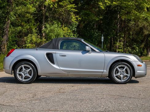 Used 2002 Toyota MR2 RWD image 5