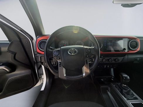 Used 2018 Toyota Tacoma TRD Off-Road w/ Technology Package AWD/4WD image 14