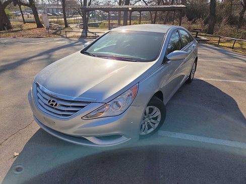 Used 2011 Hyundai Sonata GLS FWD image 2