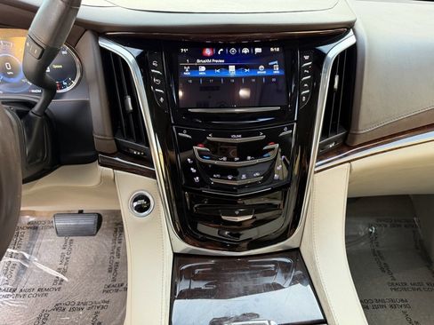 Used 2016 Cadillac Escalade Luxury image 21
