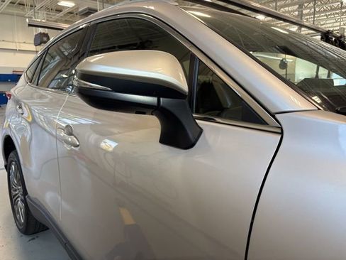 Used 2022 Toyota Venza XLE image 2