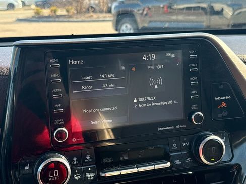 Used 2022 Toyota Highlander XLE image 23