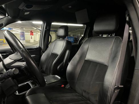 Used 2017 Dodge Grand Caravan SXT w/ Driver Convenience Group FWD image 17