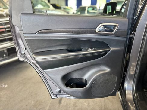 Used 2017 Jeep Grand Cherokee Limited AWD/4WD image 10
