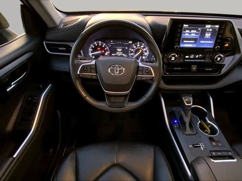 Used 2022 Toyota Highlander XLE FWD image 6