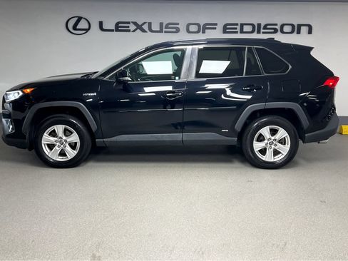 Used 2019 Toyota RAV4 XLE w/ Convenience Package AWD/4WD image 4