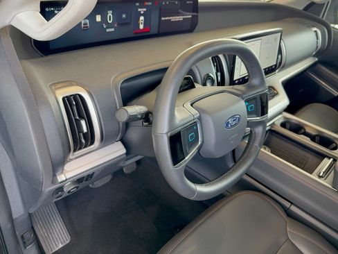 Used 2025 Ford Expedition Active AWD/4WD image 4
