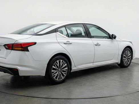 Used 2025 Nissan Altima 2.5 SV FWD image 9