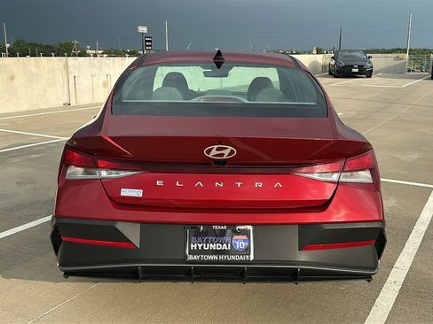 Certified 2024 Hyundai Elantra SEL FWD image 11