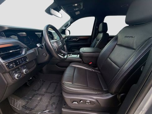 Used 2025 GMC Yukon XL Denali AWD/4WD image 16