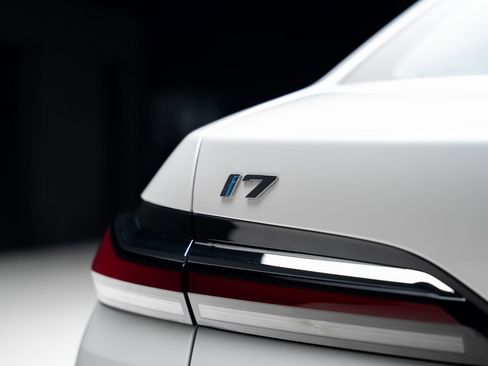 Used 2024 BMW i7 M70 AWD/4WD image 32