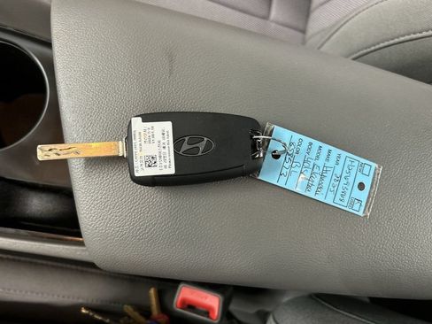 Used 2025 Hyundai Elantra SE FWD image 12