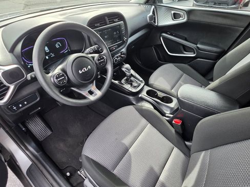 Used 2025 Kia Soul LX w/ LX Technology Package FWD image 9