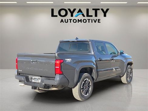 Used 2024 Toyota Tacoma TRD Sport w/ TRD Sport Upgrade Package image 5