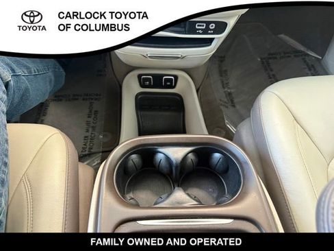 Used 2017 Chrysler Pacifica Touring-L image 28